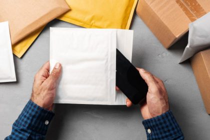 choosing-the-right-shipping-bags-for-clothes:-bubble-mailers-and-more